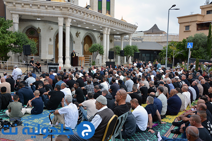 اهالي جلجولية يؤدون صلاة عيد الاضحى في ساحة مسجد الروضة في جلجولية 